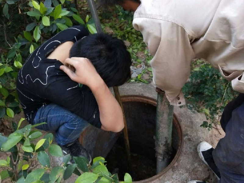 开发区二大街疏通地下排污管道，清洗雨水管道